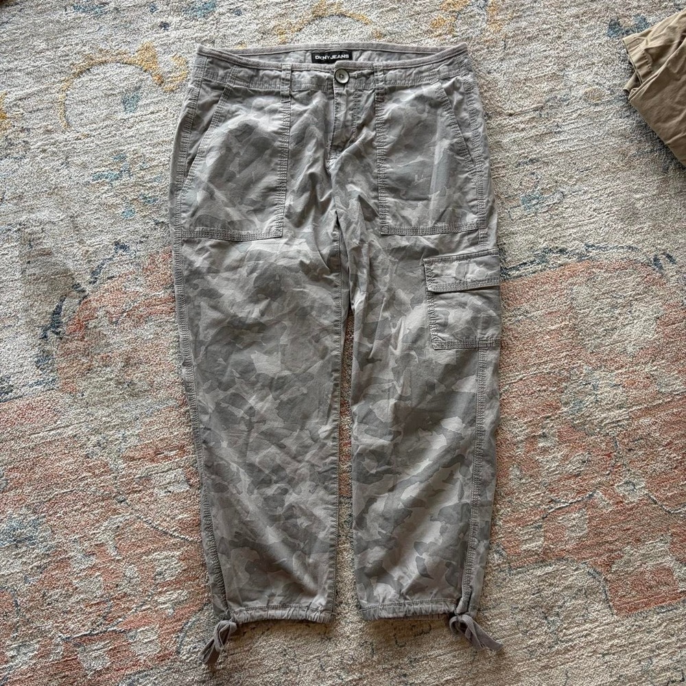 DKNY Jeans Womens Size 4 Grey Camo Low Rise Capri Cargo Pants Y2K Utility